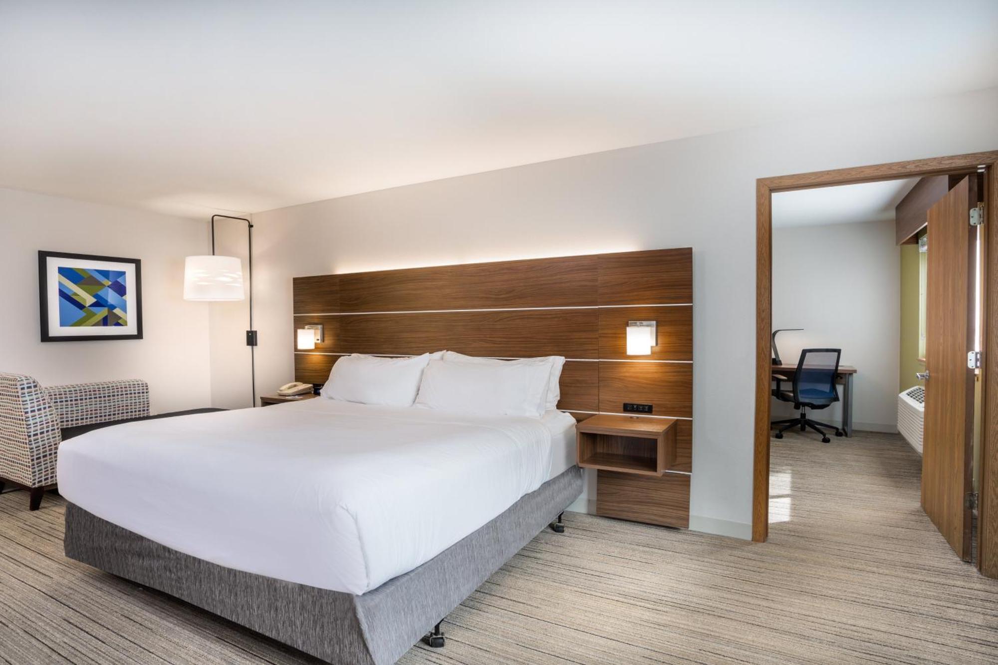 Two-Bedroom Suite with One King Bed and Two Queen Beds